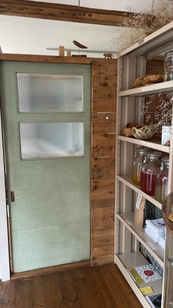 チャシバクドーナツかわいい店内