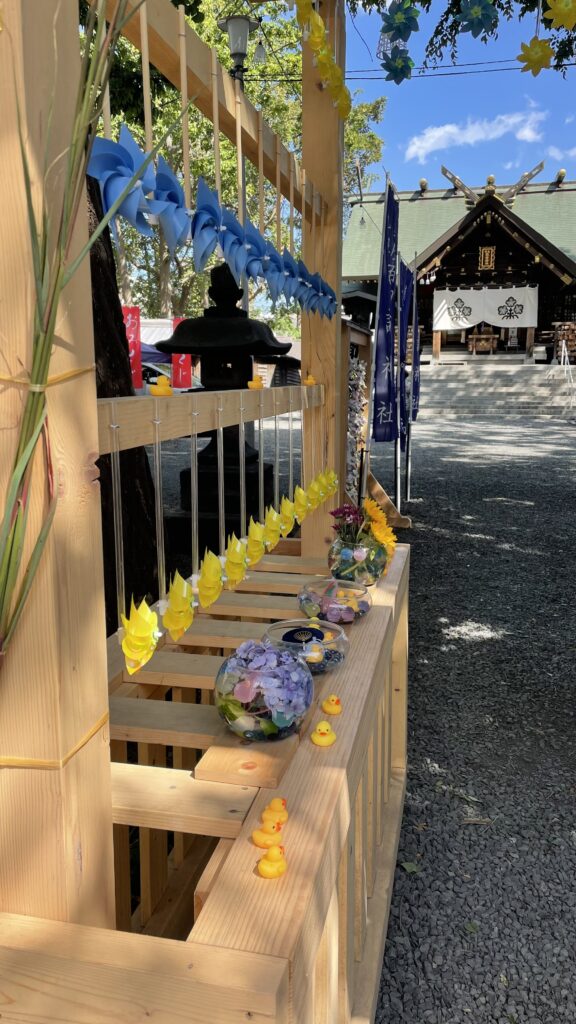 札幌諏訪神社風車とあひるちゃん