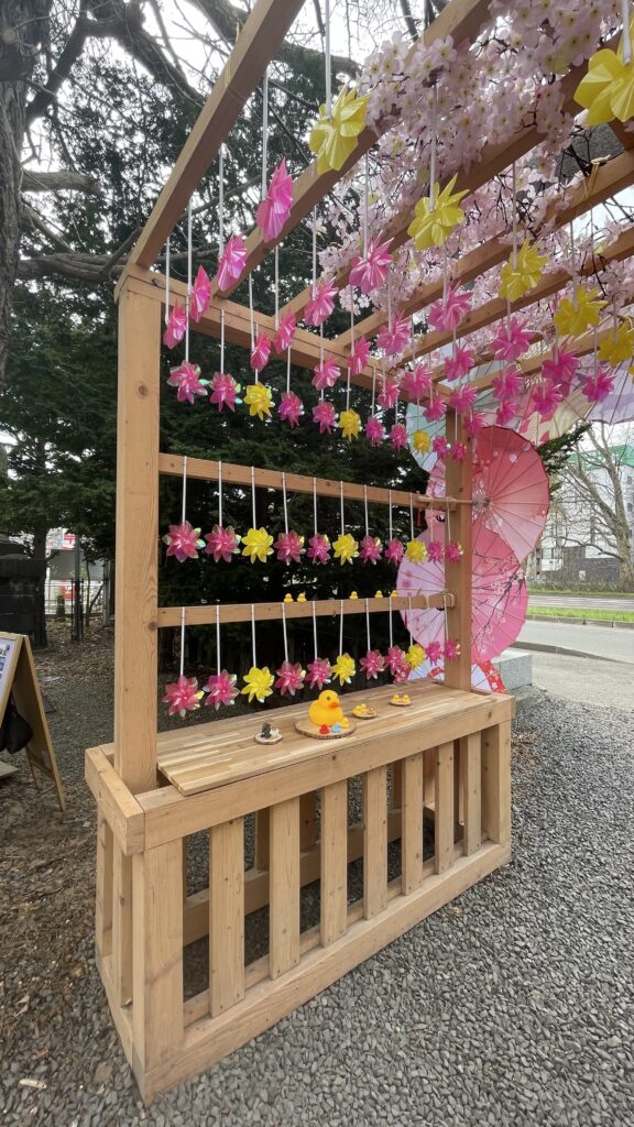 札幌諏訪神社ピンクの風車