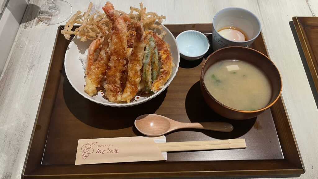 天ぷらとワインぶどうの花　海老天丼