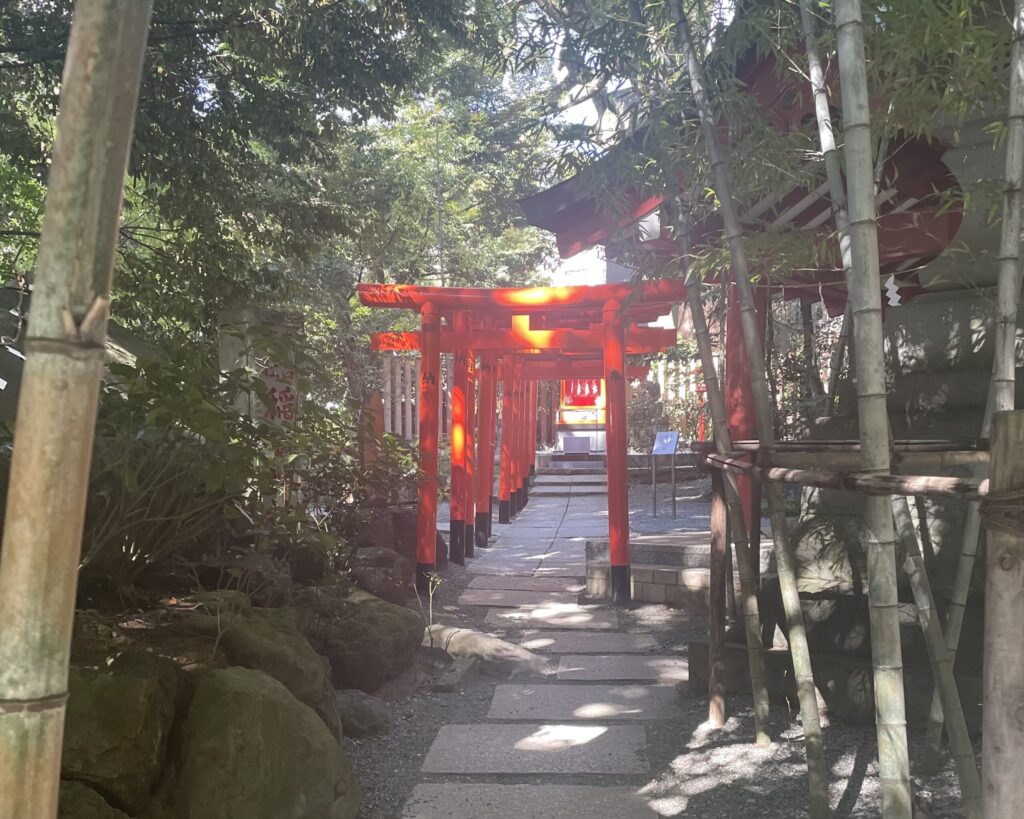 來宮稲荷社の赤い鳥居